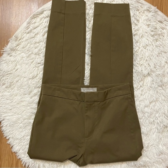 Everlane the Fixed-Waist Stretch Cotton Pant in Olive Green. - Picture 2 of 10